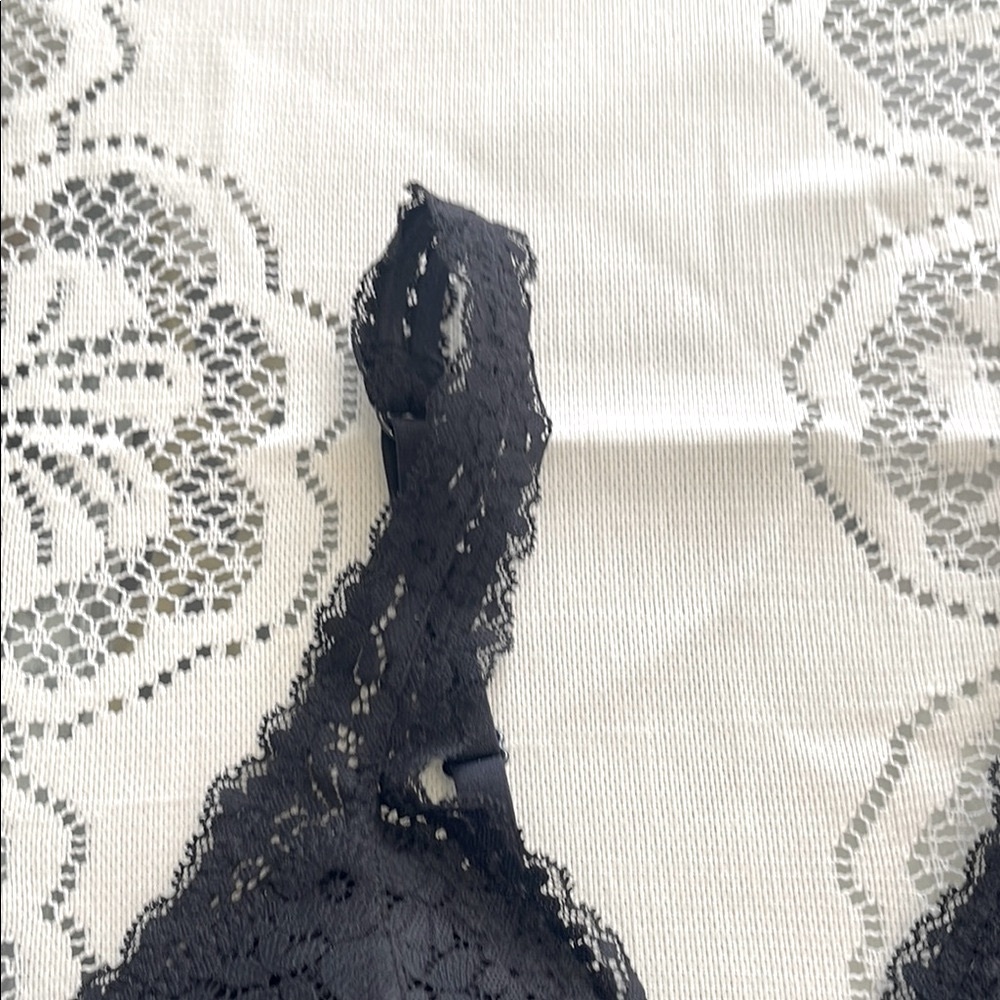 Elegant Black Lace Bralette - Picture 4 of 9